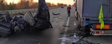 На Одещині легковик зіткнувся із припаркованою на узбіччі вантажівкою: є загиблі і постраждалі